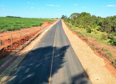 Melhorias nas estradas rurais avançam com pavimentação da vicinal até Álvora e recuperação do Caminho da Fé