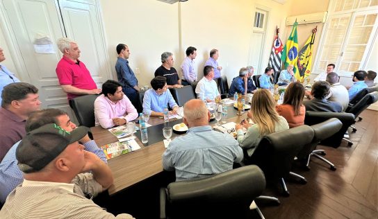 Prefeito de Olímpia recebe secretário estadual Gilberto Kassab em reunião com lideranças da região