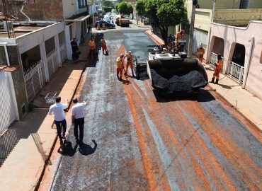 Novas ruas de paralelepípedos recebem pavimentação na região central
