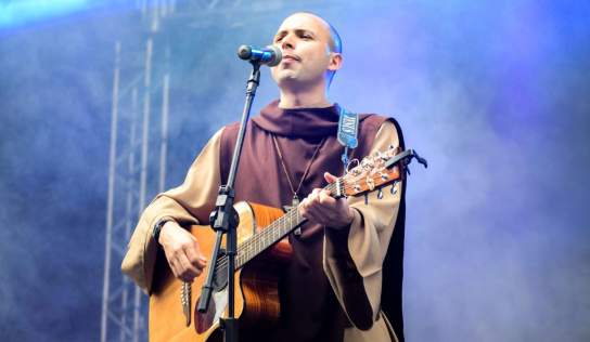 Frei Gilson fará show em Olímpia nas festividades dos 15 anos da Paróquia de São José