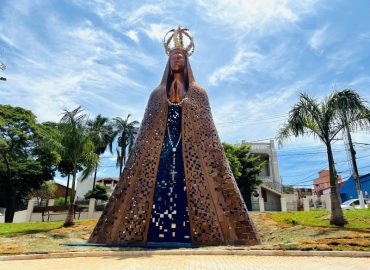 Praça do Santuário recebe monumento de 8 metros de altura em homenagem à Nossa Senhora Aparecida