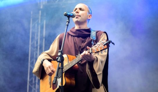 Igrejas de Olímpia realizam troca de alimento por ingresso para o show de Frei Gilson em comemoração aos 15 anos da Paróquia São José