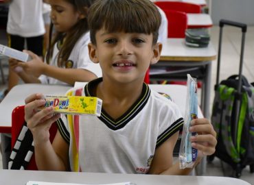 Entrega de kits de higiene oral para alunos da rede municipal reforça cuidados e prevenção no Dia Mundial da Saúde Bucal