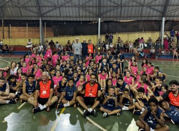 Projeto “Assistência pra Vida” entrega uniformes esportivos para os alunos do basquete e anuncia novas vagas até 2025