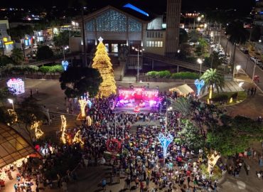 Natal Encantado de Olímpia recebe Papai Noel com centenas de famílias reunidas na Praça