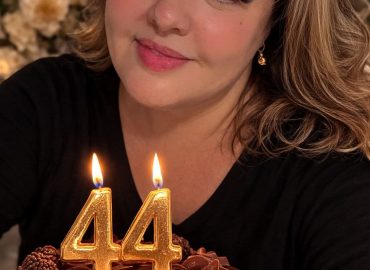 Katiuska Carolina Mauro Thomaz celebra idade nova e recebe homenagem