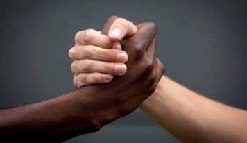 Crônica Social – O Espelho da Alma: entre o julgamento e a elegância do respeito