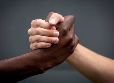 Crônica Social – O Espelho da Alma: entre o julgamento e a elegância do respeito