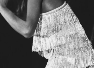 O COFRE DA FAMA: O vestido de franjas de Tina Turner nos anos 70