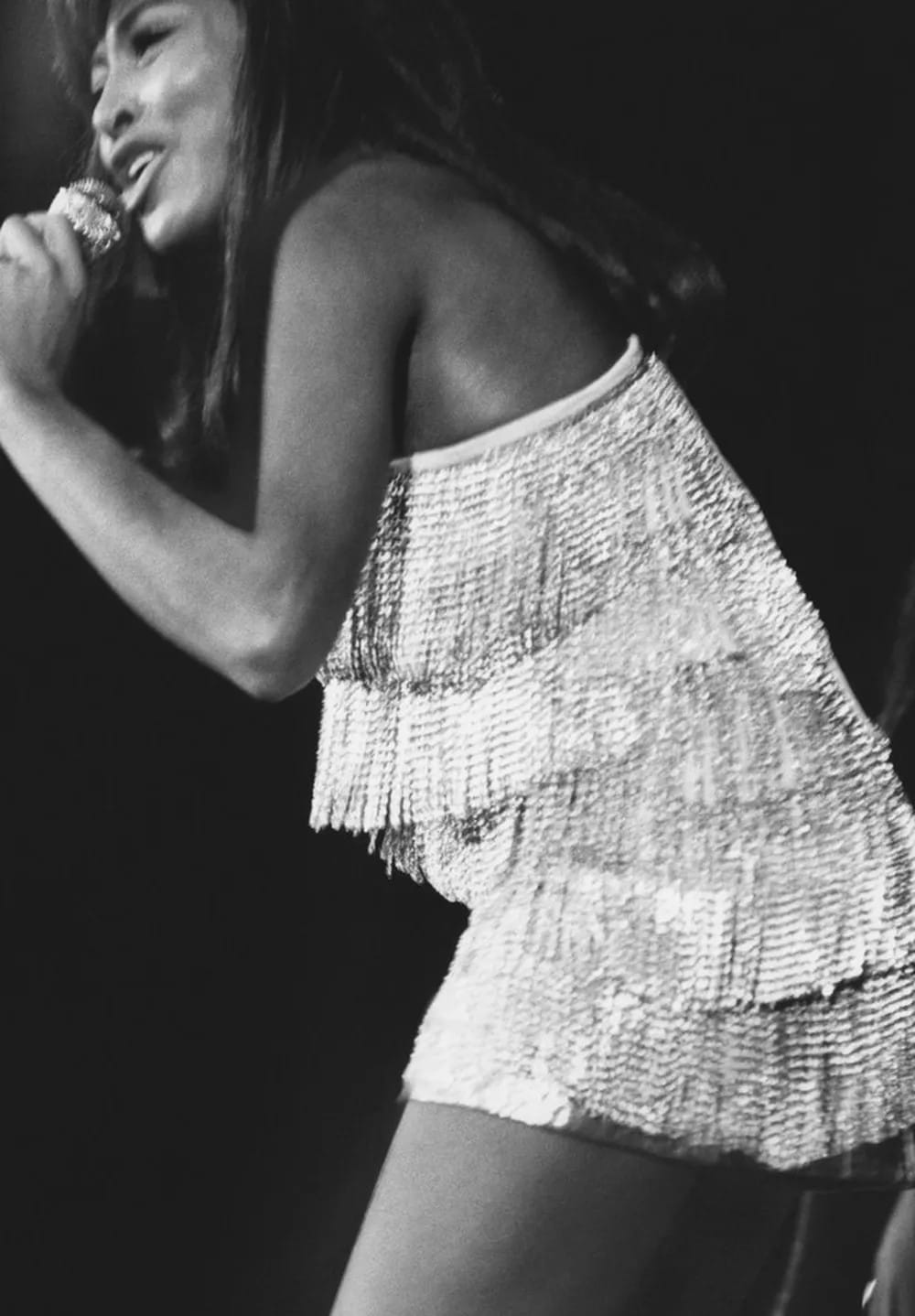 O COFRE DA FAMA: O vestido de franjas de Tina Turner nos anos 70